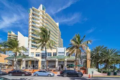 Balcony Chic Apt, w/2 Queenbeds, on Ocean Dr Beach