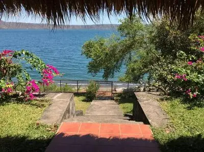 Villa La Giralda - Lakefront - Pool - View - Relaxation Haven