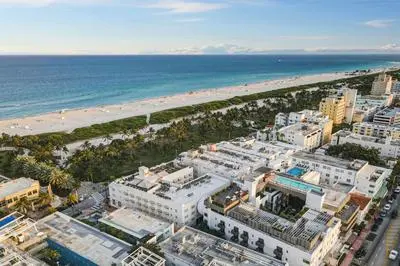 Deco Beachside Apt, w/2 Queen Beds, Washer/Dryer