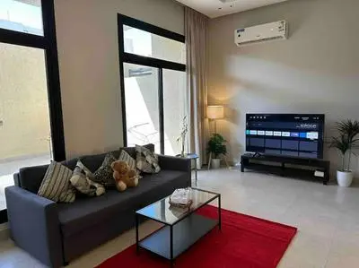 Fancy home W Pool,Gym &private Yard, 15min airpt