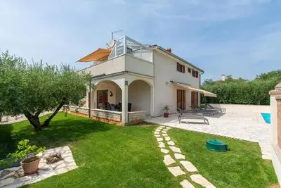 Holiday House Iris with Private Pool