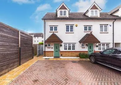 Casa De Mina Modern Cozy Home, Sleeps 7, 4Bed 2Bath, Smart Lock, 2 Parking Spaces, Fully Equipped Home, NETFLIX, Easy access to London City 4 train station