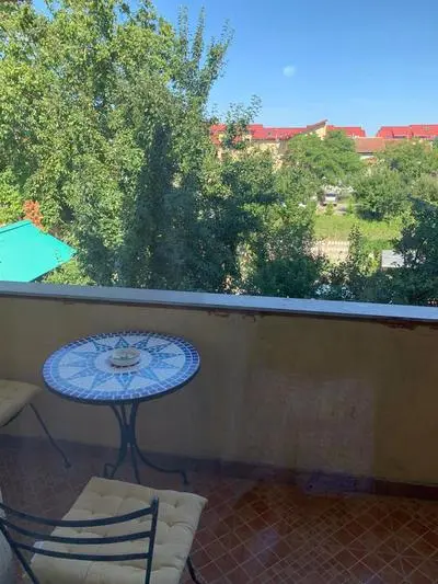 Bed & Garage near City