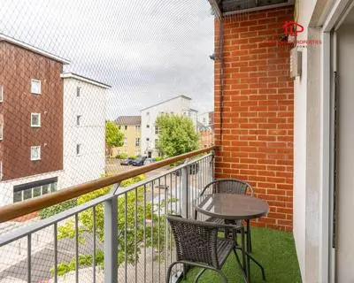CONTRACTORS RELOCATION & BUSINESS GUESTS with Superfast WiFi & 2x Parking spaces At Icon Living Properties Short Lets & Serviced Accommodation Reading