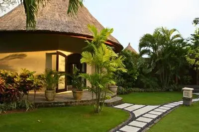 Entire 3 BR Private Pool Villa ZN99