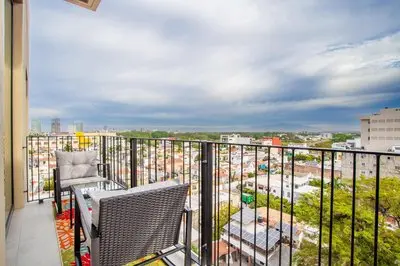 Top-Floor 2BR with Skyline Views, Pool and Gym