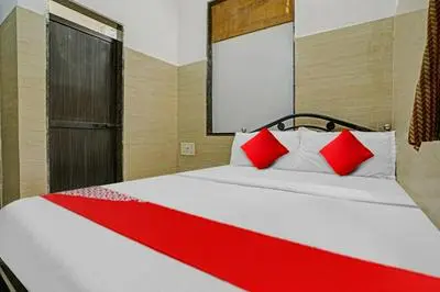 OYO Flagship Raj Hotel Near Juhu Beach