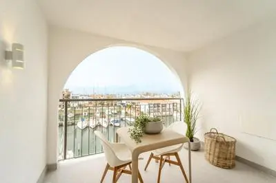 Elegante Estudio Frente al Canal con Terraza