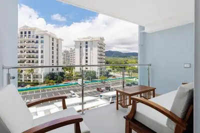 Casago 0606, Modern Nature-Inspired Condo with Mountain Views