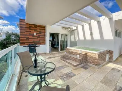 Gorgeous 1 BR PH apartment w Jacuzzi