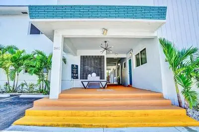 Walk to Dania Beach, Holiday Retreat Home & Pool