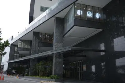 Le Martell 1BR BGC Condo Unit - Infinity Pool & Gym Access with 360 City View
