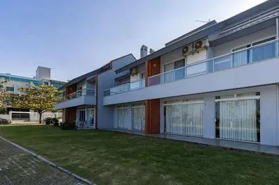 Morada de 4 Ilhas – Sobrado 03: Linda Casa Germinada a Poucos Passos da Areia da Praia de Quatro Ilhas, para até 10 Pessoas.