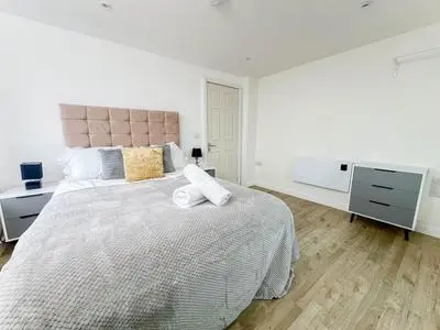 Old Trafford 3BR Penthouse! Free Street Parking & Long stays accepted!