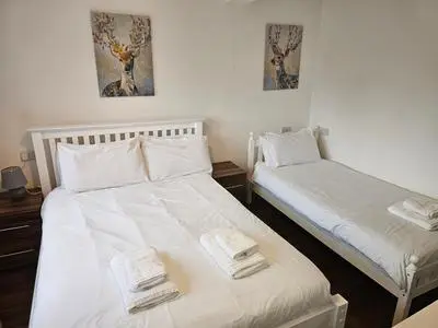 Spacious 3-Bedroom House Near Leeds City Centre By Homebird Property Management Short Lets & Serviced Accommodation Leeds With En-Suite Bathrooms & Free Pa