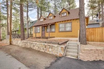 The Twin Pines Chalet, 2 min to Village, BBQ