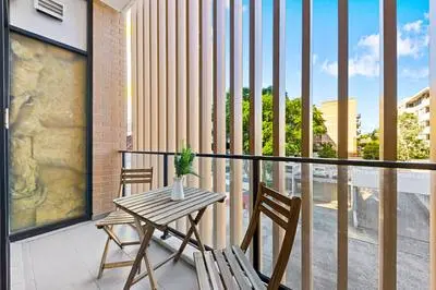 Burwood 1Br steps to Train Station Shopping