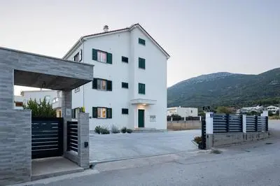 3 Bed Apt Sleeps 6 - Large Terrace & Free Parking
