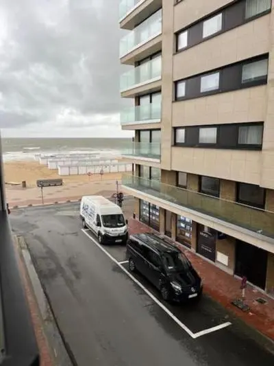 Spacious and Cosy 2-Bedroom seaside Apartment in K