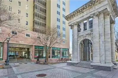 Downtown Condo, City Skyline View, Walk Friendly