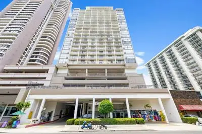 Cozy bright studio across Hilton and Waikiki Beach