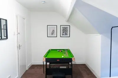 Spacious House - City Centre - Perfect for Contractors & Families - 3 Bed House - Pool Table & Parking!