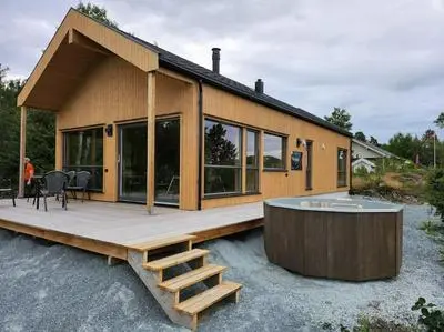 Nyoppført hytte med mulighet til å leie badestamp