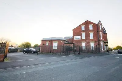 Newly Furnished Close to City Centre in Leeds with Secure Parking