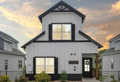 Breathtaking Lake Views-Dog Friendly-$400 of Free Tickets-High End Decor