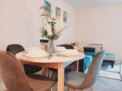 SLEEPS 5 Salford Quays Apartment, Contractors, Professionals, Relocators & Families, Free Parking, Free Wifi, Close to Media city, Manchester City centre, 