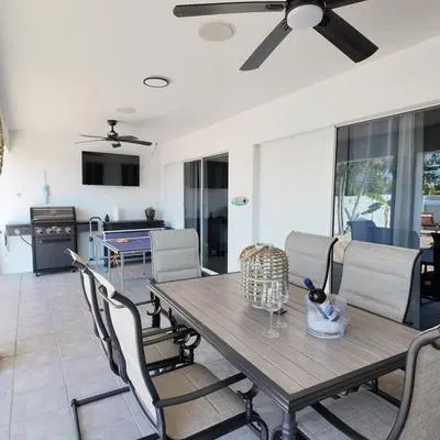 Coastal Oasis, Sleeps 8, Heated Pool, BBQ and Jacuzzi