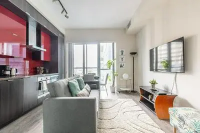 Downtown Condo Near CN Tower, Hot Tub, Pool Access