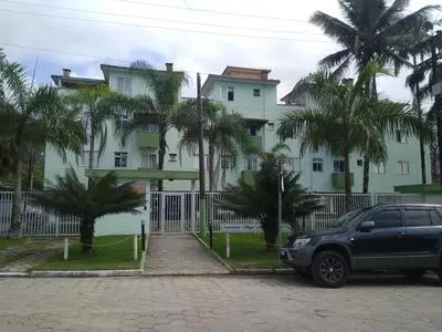 Apartamento em condomínio de frete pra praia