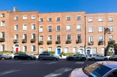 2Bed Flat With Private Balcony and Fireplace