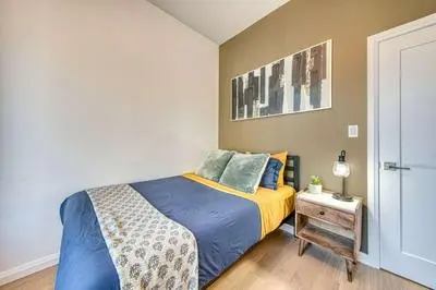 Large Victorian Sleeps 6 by UofT