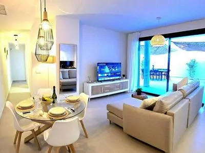 Samuel Luxury 2bedroom Apartment, Large patio, free wifi and private parking BY NAMASTE ELITE
