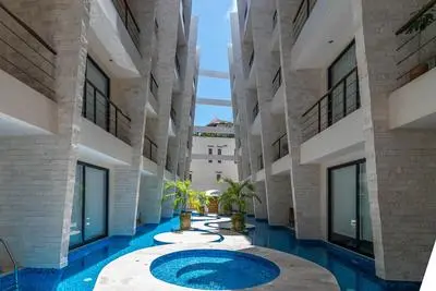 King Suite with Rooftop Pool, Sauna, Gym, Parking