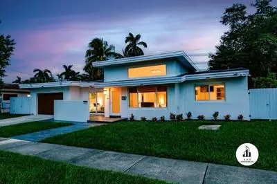 Uhost AI - Luxurious 5B Home w Pool & Lounge