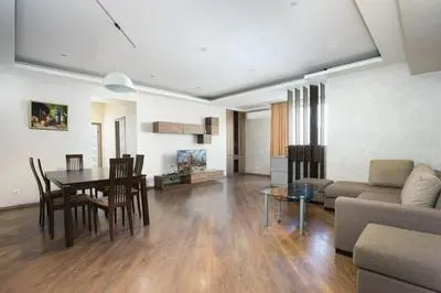 Stylish 2 Bedroom near Seasons park