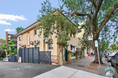 Manly Beachside 2-Bed Apartment in Spacious House
