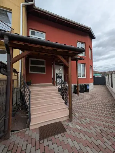 Urban Haven - Spacious 4BR Apartment with Free Parking