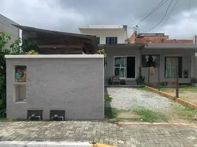 Casa a 6min da praia e do Shopping