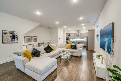 10 Mi to Dtwn Dallas: Sleek Retreat w/ Balcony