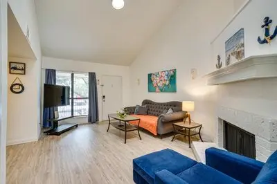 Unwind Fireside: Condo 2 Mi to White Rock Lake!