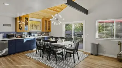 Moonridge Ski & Zoo Chalet With Hot Tub retreat