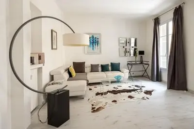 Centrally Located Modern 2 Bed Apartment in Cannes With Aircon and High Ceilings and Modern Design - 696