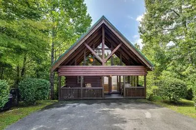 Sevierville Treetop Cabin: Hot Tub & Covered Deck