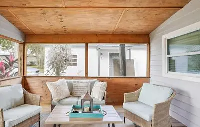 Lakefront Home w/ Screened Porches in Frostproof!