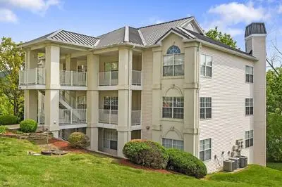 Tranquil Pondview Retreat - Balcony