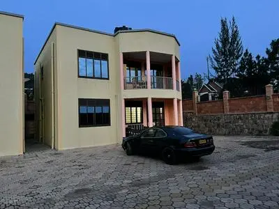 The Mugabi's Spacious Private Room